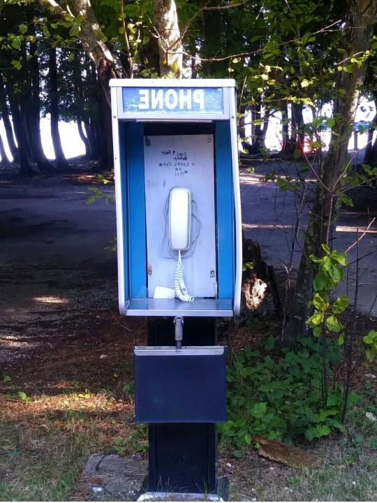 Cliente usando teléfono